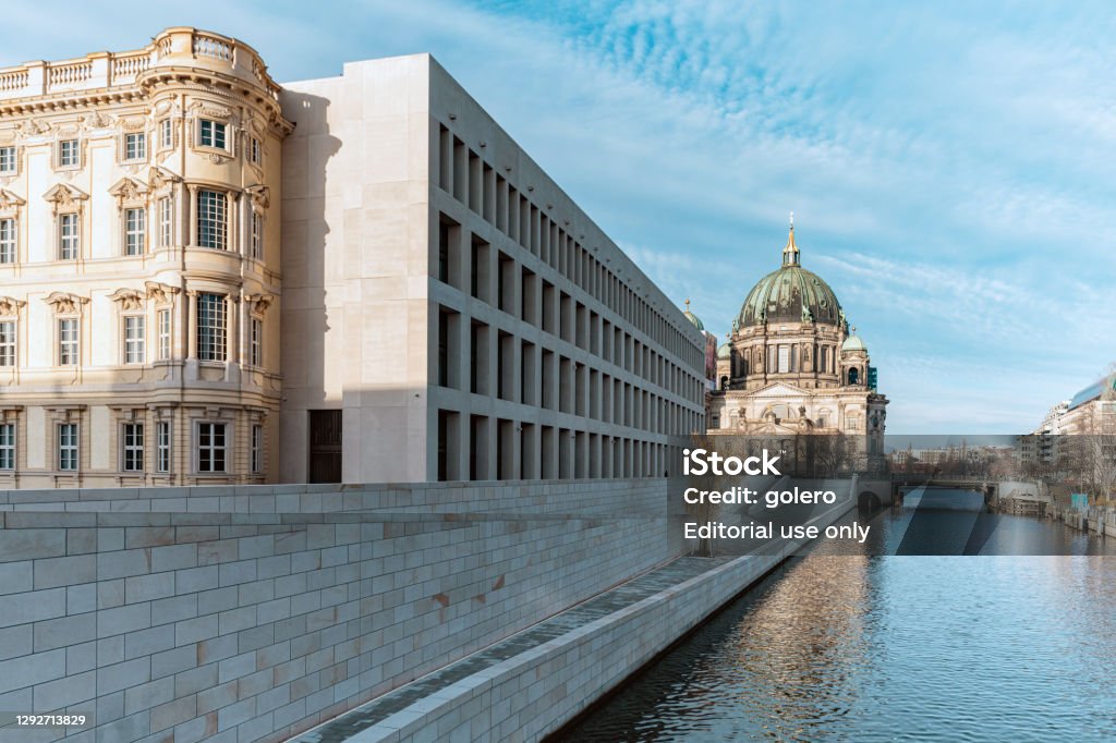 mặt tiền hiện đại của Cung điện Thành phố Berlin mới được xây dựng trước nhà thờ ở Berlin Mitte lịch sử - Trả phí Bản quyền Một lần Berlin City Palace - Berlin Bức ảnh sẵn có mặt tiền hiện đại của Cung điện Thành phố Berlin mới được xây dựng trước nhà thờ ở Berlin Mitte lịch sử - Trả phí Bản quyền Một lần Berlin City Palace - Berlin Bức ảnh sẵn có