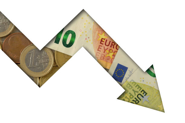 нисходящая стрелка из монет евро и банкнот на белом фоне - концепция потери денег и нисходящая тенденция евровалюты - italy finance debt crisis стоковые фото и изображения