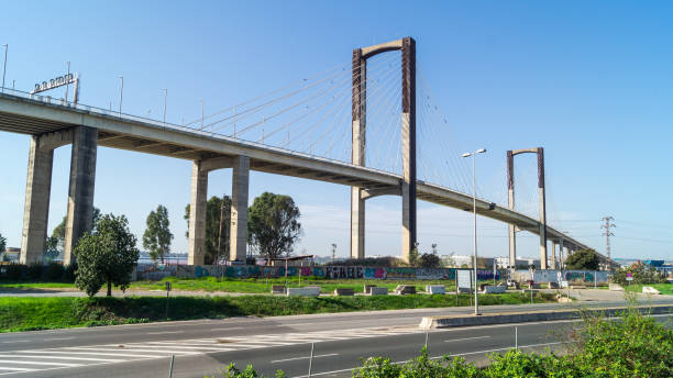 vistas impressionantes da ponte quinto centenário que permite a passagem da rodovia se-30 sobre o rio guadalquivir em sevilha (andaluzia, espanha). - se30 - fotografias e filmes do acervo