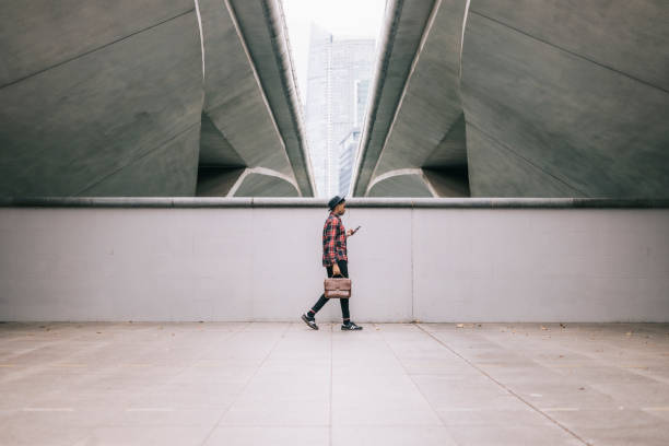 hombre caminando por la ciudad - architecture asia bridge city fotografías e imágenes de stock