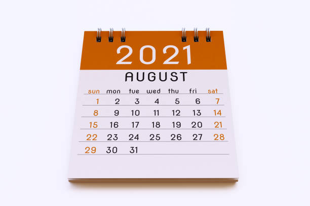 página do bloco de notas do calendário de agosto de 2021 em cores laranja, isolada em um fundo branco - to do list note pad paper flyer - fotografias e filmes do acervo