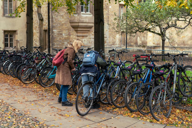 estudantes estacionando bicicletas em cambridge - camel ride - fotografias e filmes do acervo