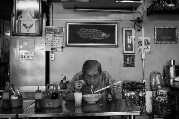 starzec jedzący makaron - thailand soup thai ethnicity thai culture zdjęcia i obrazy z banku zdjęć