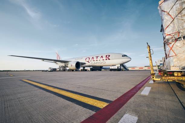 카타르항공화물 비행기 보잉 777f - qatar airways 뉴스 사진 이미지