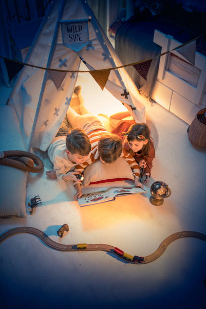 nette kinder spielen camping in kinderzimmer - tipi bett stock-fotos und bilder