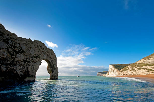 더들 도어와 영국 도싯 주 쥬라기 해안의 해변 절벽 - coastline dorset footpath durdle door 뉴스 사진 이미지