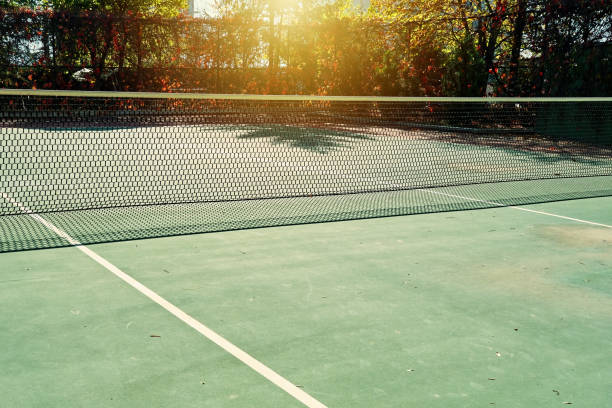 campo da tennis in argilla o superficie dura e rete - toughness surface level court tennis foto e immagini stock