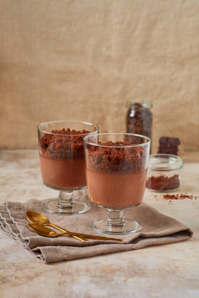 köstliche sendedessert-schokoladenmousse mit brownie in gläsern auf einem hellen schiefer-, stein- oder betonhintergrund. selektiver fokus. - italian culture chocolate candy chocolate truffle stock-fotos und bilder