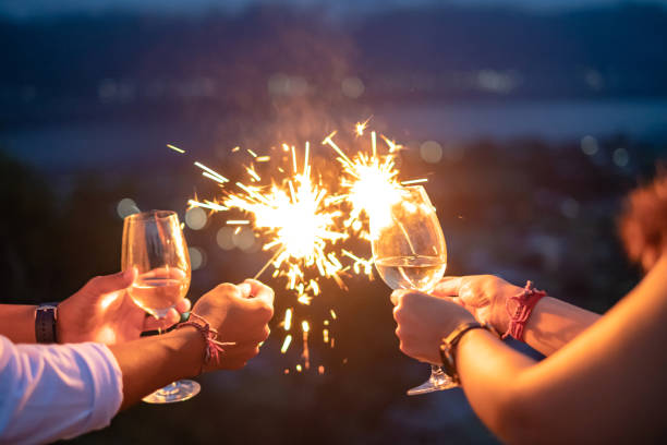 festa di capodanno con scintille e vino - new year eve foto e immagini stock