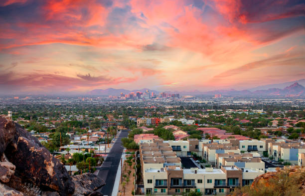 horizon de centre-ville de phoenix, arizona - phoenix arizona city road photos et images de collection