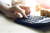 nahaufnahme-der-hand-harte-arbeit-berechnen-im-home-office.jpg?b=1&s=170x170&k=20&c=OmB5f1Y687fpdA3yDUTfc9ILloUMiHe_olywt1L435Y=
