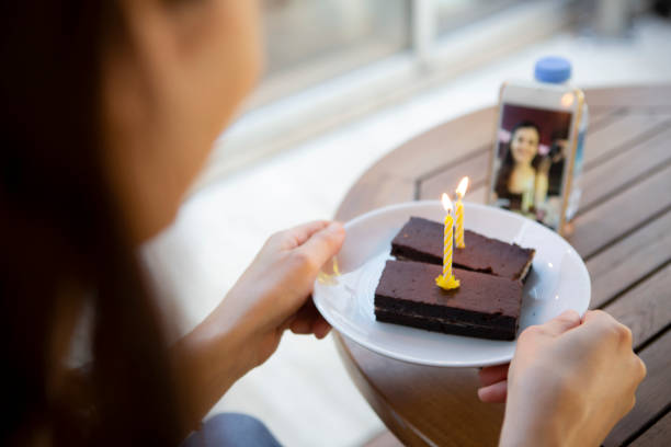 giovane donna festeggia compleanno in teleconferenza - muffin blueberry muffin blueberry isolated foto e immagini stock