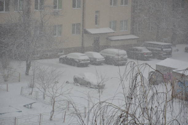 istock The first winter snow fell in the a  city 1292764155
