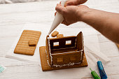 dekorieren-kochen-ein-lebkuchenhaus-ersc