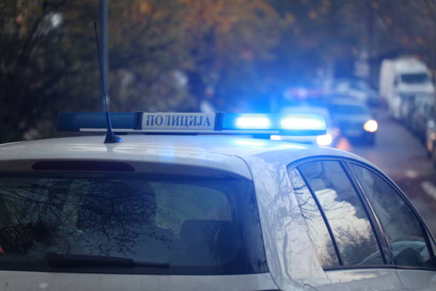 coche de policía serbio en la calle - serbia fotografías e imágenes de stock