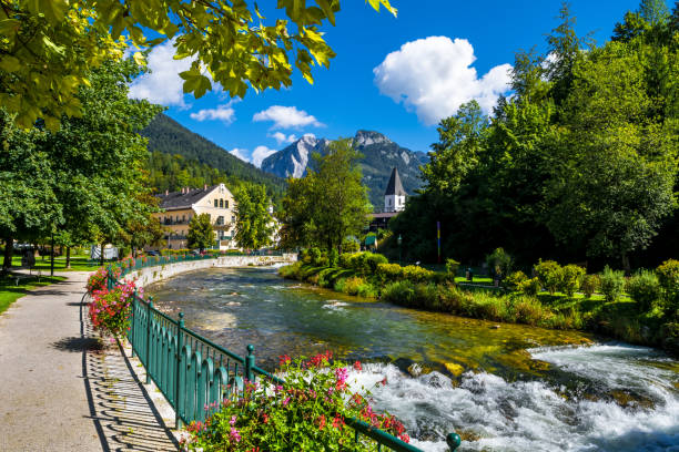 река траун в деревне бад-ауссее в австрии - bad aussee стоковые фото и изображения