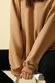 frau-in-stilvollem-sweatshirt-auf-stuhl-sitzen.jpg?b=1&s=170x170&k=20&c=uWXUPhC6wX--sn4DS0lrgHs5LVdKaYx_Cfg50l_jG4I=