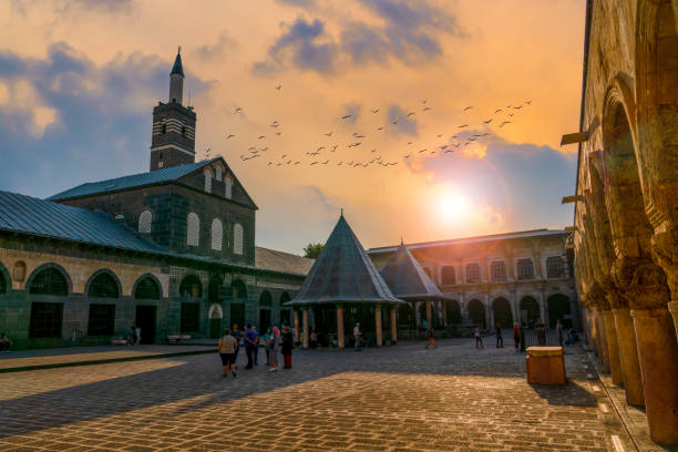 ulu moschee mit sonnenuntergang, sur, diyarbakir, türkei - ancient arabic style arch architecture stock-fotos und bilder