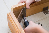 ein-kleiner-junge-schraubt-den-holztisch-mit-einem-schraubenzieher-ab.jpg?b=1&s=170x170&k=20&c=uNTUsdOh15S3jgBEqO8oQwOX8By1AljfRxgFmHgBVbA=