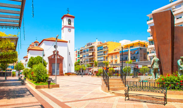 フエンヒローラ旧市街の景色と中央広場ラコンスティトゥシオン、スペイン - fuengirola ストックフォトと画像