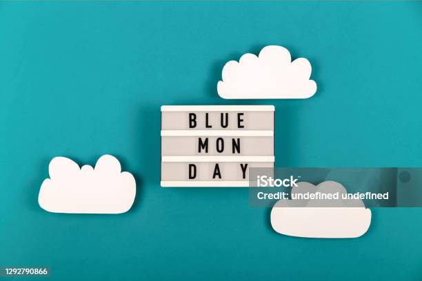 Triste Scritta Del Lunedì Blu Con Nuvole Intorno - Fotografie stock e altre immagini di Blue Monday - Data - Blue Monday - Data, Blu, Bocca