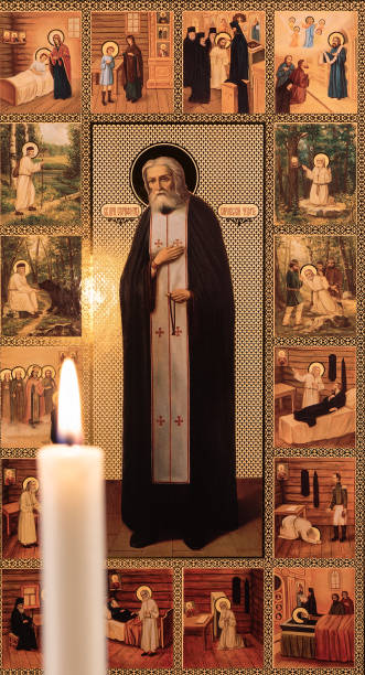 een exemplaar van het orthodoxe pictogram van st. seraphim van sarov met een fuzzy aangestoken kaars. - serafijn stockfoto's en -beelden