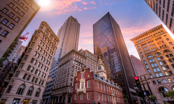 massachusetts old state house w zabytkowym centrum bostonu, położony w pobliżu charakterystycznego beacon hill i freedom trail - back bay zdjęcia i obrazy z banku zdjęć