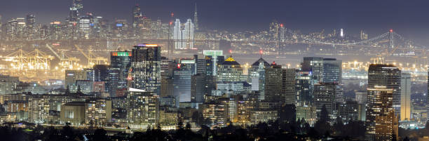 panorama del horizonte de oakland y san francisco con luces de vacaciones a través de oakland hills - oakland california fotografías e imágenes de stock