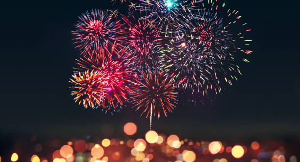 abstract gekleurd vuurwerk op donkere hemel. het concept van de viering en van de verjaardag - vuurwerk stockfoto's en -beelden