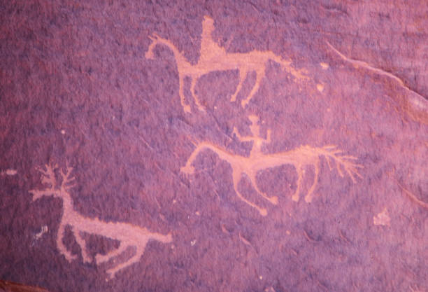petroglifos y pictogramas - cave painting indigenous culture art arizona fotografías e imágenes de stock