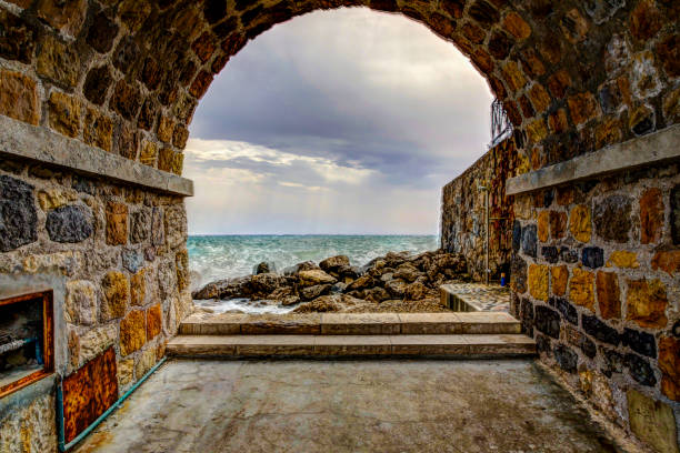 vista sul mare di fronte alle mura della fortezza di antibes in francia - antibes foto e immagini stock