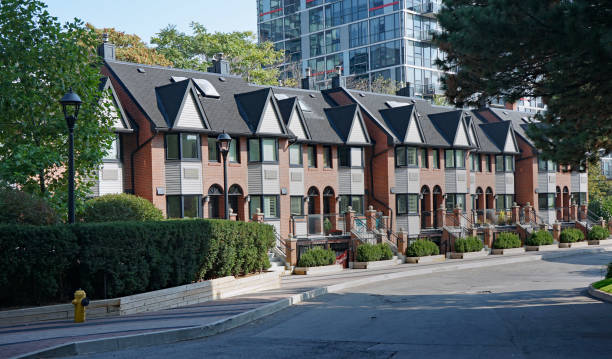 moderna calle residencial urbana con casas adosadas y edificio de apartamentos - townhomes fotografías e imágenes de stock