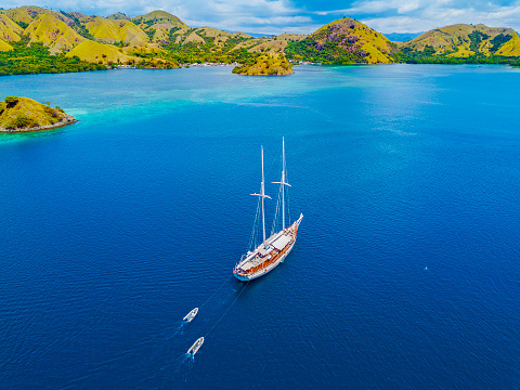 Vista arial de hermosos paisajes en la isla de Flores con yatch turístico, turqouise y mar azul oscuro. photo