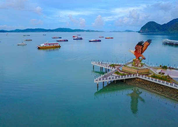 vue aérienne de statue publique d’aigle, le symbole de l’île de langkawi, malaisie - pulau langkawi photos et images de collection