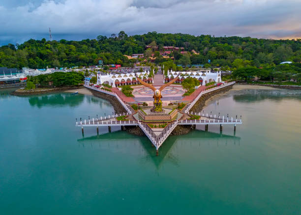 vue aérienne de statue publique d’aigle, le symbole de l’île de langkawi, malaisie - pulau langkawi photos et images de collection