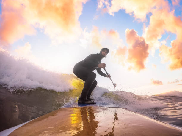 homem aventureiro surfando as ondas no oceano pacífico - west coast living - fotografias e filmes do acervo
