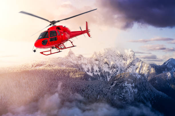 로키 산맥을 비행하는 레드 컬러 헬리콥터 - rescue helicopter mountain snow 뉴스 사진 이미지