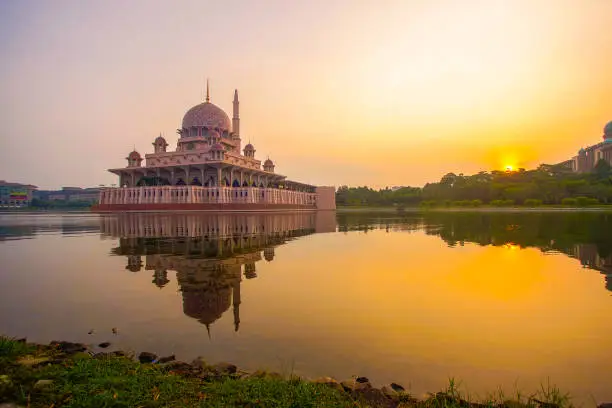Photo of Mirror reflection of beautiful Putra Mosque in the lake during sunrise