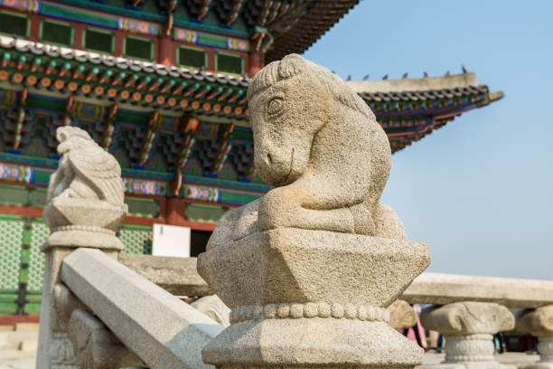 statue de cheval en pierre devant le bureau du roi à l’intérieur du gyeongbokgung, également connu sous le nom de palais gyeongbokgung ou palais gyeongbok, le palais royal principal de la dynastie joseon. - gyeongbokgung palace stone palace monument photos et images de collection