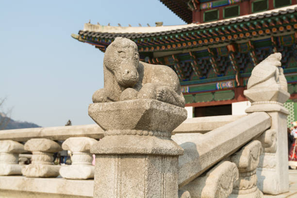 statue de cheval en pierre devant le bureau du roi à l’intérieur du gyeongbokgung, également connu sous le nom de palais gyeongbokgung ou palais gyeongbok, le palais royal principal de la dynastie joseon. - gyeongbokgung palace stone palace monument photos et images de collection