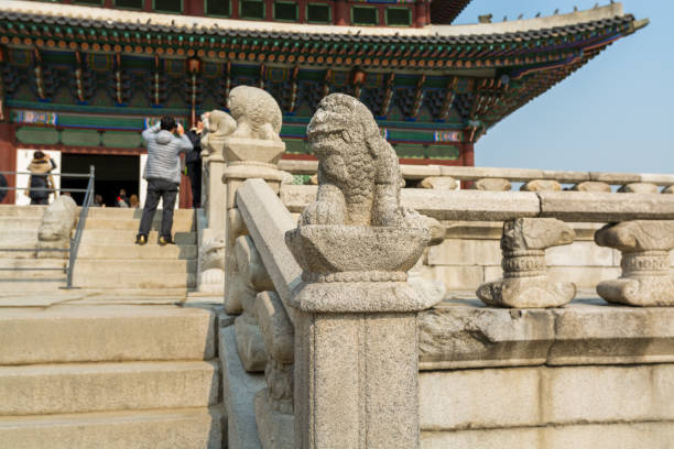 statue en pierre devant le bureau du roi à l’intérieur du gyeongbokgung, également connu sous le nom de palais gyeongbokgung ou palais gyeongbok, le palais royal principal de la dynastie joseon. - gyeongbokgung palace stone palace monument photos et images de collection