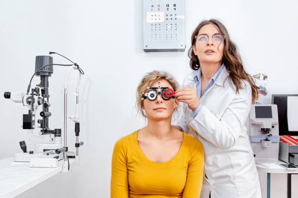 prueba ocular, médico revisando la visión en clínica de oftalmología - ophthalmic fotografías e imágenes de stock
