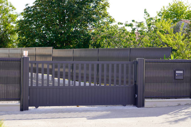 porte grise moderne un portail en aluminium pour la porte extérieure dans la maison de banlieue - garden fence audio photos et images de collection