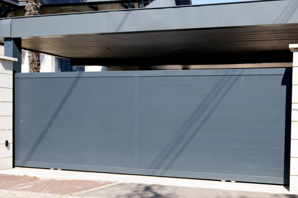porte grise moderne un portail en aluminium pour la porte extérieure dans la maison de banlieue - garden fence audio photos et images de collection