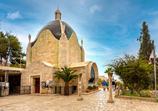 iglesia dominus flevit en el monte de los olivos frente a las murallas de la ciudad vieja de jerusalén israel - the new city fotografías e imágenes de stock