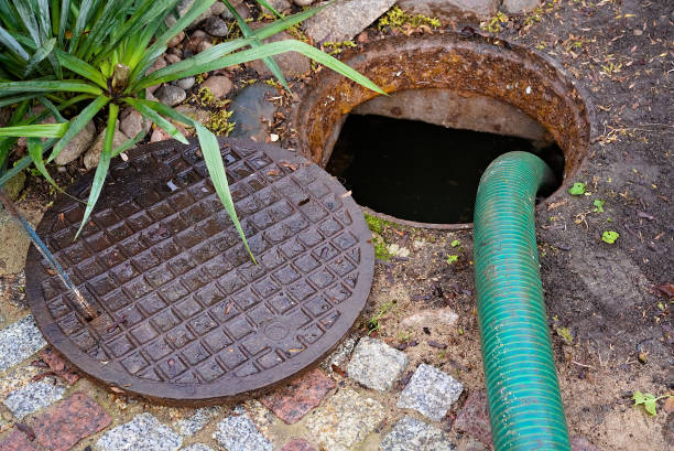 pumping septic tanks from the backyard tank in the countryside pumping septic tanks from the backyard tank in the countryside water pump stock pictures, royalty-free photos & images