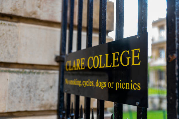 cartel de entrada de clare college - university courtyard uk cambridge fotografías e imágenes de stock