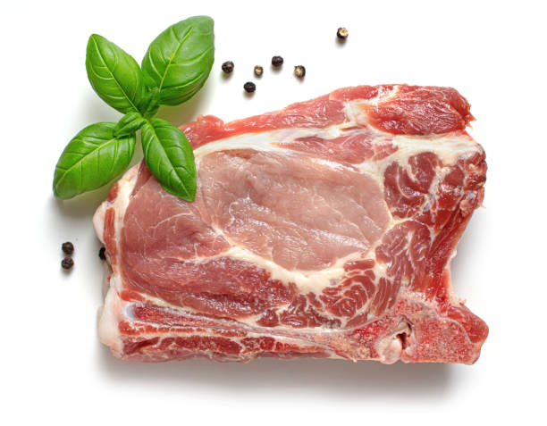 frische rohe schweinefleischscheibe mit gewürzen isoliert auf weißem hintergrund, ansicht von oben - schnitzel cutlet meat isolated on white stock-fotos und bilder