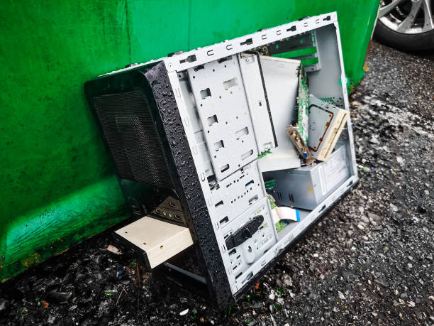 computer-dumping-abfall - alter pc auf nasser straße verlassen - when it rains it pours stock-fotos und bilder