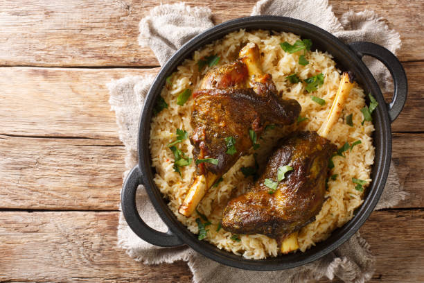 haneeth est un plat traditionnel yéménite également à la mode dans le reste de la péninsule arabique gros plan. vue supérieure horizontale - lamb shank photos et images de collection